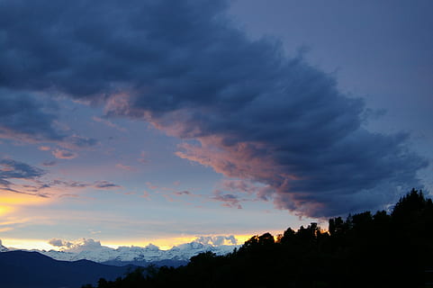awan, gunung, langit, pemandangan, awan - langit, keindahan di alam, scenics - alam, matahari terbenam, pohon, bayangan hitam, adegan yang tenang, ketenangan, menanam, alam, idilis, tidak ada orang, adegan non-urban, tampilan sudut rendah, di luar rumah, langit yang dramatis, 2K, CC0, domain publik, bebas royalti