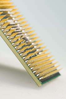 Zentralprozessor, Prozessor, Makro, Stift, Computer, Elektronik, Datenverarbeitung, Chip, Tafel, Schaltungen, pc, Kontrollzentrum, Verbindungen, Elektrotechnik, Komponente, Technologie, Spur, Daten, elektrisch, Komponenten, Taschenrechner, Software, schließen, Slot, Nahansicht, keine Leute, Studioaufnahme, Spiralblock, drinnen, weißer Hintergrund, Metall, selektiver Fokus, Muster, Stillleben, in einer Reihe, Ausrüstung, Tabelle, Verbindung, Fokus auf den Vordergrund, goldfarben, Spiral-, große gruppe von gegenständen, einzelnes Objekt, texturiert, silberfarben, 2K