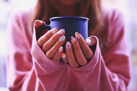 Frau, Rosa, langärmelig, Hemd, halten, lila, Becher, lange, Tasse, Kaffee trinken, Menschen, eine Person, Frauen, Getränk, Tee - heißes Getränk, Lebensstile, Kaffeetasse, Trinken, Winter, junger Erwachsener, kaukasischer Abstammung, Erwachsene, Entspannung, menschliche Hand, Nahansicht, Mittelteil, Vorderansicht, Fokus auf den Vordergrund, pinke Farbe, menschliches Körperteil, Nagel, drinnen, Essen und Trinken, Legere Kleidung, Hand, heisses Getränk, Teetasse, 1080P