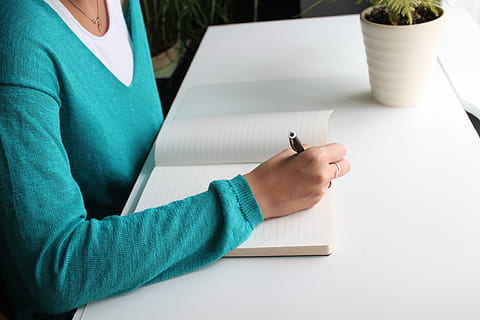 Frau, Petrol, langärmelig, oben, halten, schwarz, Drehfeder, Person, Weiß, Notizbuch, Schreiben, Blau, Schreibtisch, Hand, weiblich, Hinweis, Arbeitsplatz, Student, Stift, Arbeiten, Notizblock, Papierkram, Tagebuch, leer, eine Person, nur für Erwachsene, Erwachsene, nur eine frau, Menschen, Tabelle, menschliche Hand, echte Menschen, Mittelteil, drinnen, Papier-, menschliches Körperteil, Schreibgerät, Nahansicht, Lebensstile, Zeichnen - Aktivität, Aktivität, 1080P, CC0, gemeinfrei, lizenzfrei