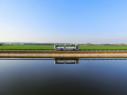 autobuz, Riverside, cer, oglindire, peisaj, călătorie, fundal, apă, agricultură, spațiu copie, natură, fermă, reflecţie, camp, zi, scenice - natura, frumusețe în natură, nici o persoana, transport, lac, liniște, cer senin, scenă non-urbană, o scenă liniștită, în aer liber, 4K, CC0, domeniu public, fără drepturi de autor
