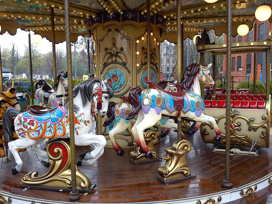 diversió, cavalls, màquina, carrusel, Parc d'atraccions, cultura i entreteniment artístic, passeig pel parc d’atraccions, cavalls de carrusel, representació animal, representació, art i artesania, cavall, cap gent, fauna animal, mamífer, nacional, animal, bestiar, dia, animals domèstics, escultura, il·luminat, a l'aire lliure, ornamentat, 2K