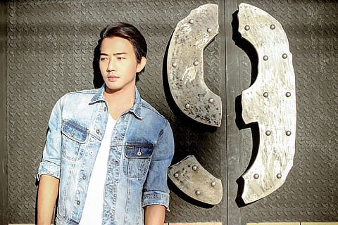 uomo, blu, camicia in denim, bianca, camicia girocollo, in piedi, accanto, arredamento della parete numero 9, uomo in blu, denim blu, camicia, girocollo, numero 9, parete, arredamento, uomini, indipendente, autonomo, viso, giovane adulto, solo un giovane, solo un uomo, una persona, vista frontale, abbigliamento casual, stili di vita, persone reali, attività di svago, ritratto, giovani donne, tre quarti, guardando la fotocamera, giovani uomini, caratteristica della parete, denim, analizzare, cercare, guardare, contemplazione, jeans, acconciatura, adolescente, ragazzi adolescenti, 2K, CC0, dominio pubblico, privo di copyright