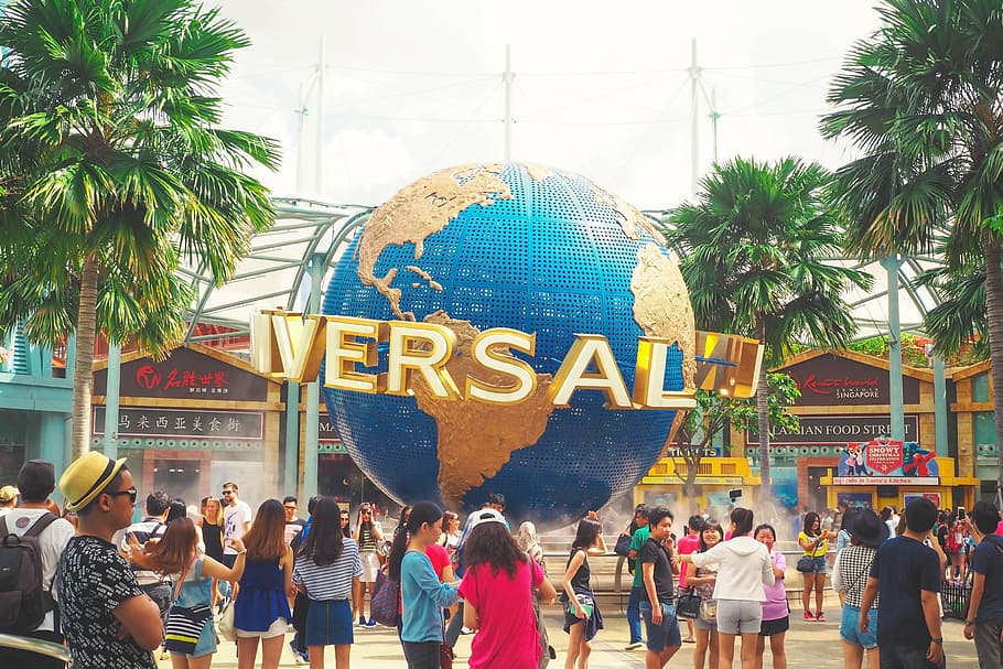 grup, gent, de peu, universal, edifici d'estudis, estudis, la, los, angeles, famós, globus, escultura, vista, turisme, pel·lícules, tema, parc, diversió, destinació, grup de persones, multitud, arbre, gran grup de persones, persones reals, arquitectura, text, planta, homes, estructura construïda, dones, naturalesa, clima tropical, exterior de l'edifici, Palmera, activitat d'oci, ciutat, estils de vida, adult, dia, a l'aire lliure, 4K