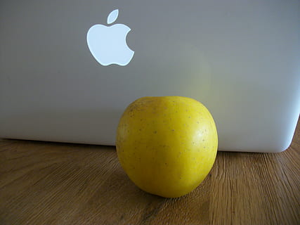 Apfel, Mac, Humor, Lebensmittel, Essen und Trinken, gesundes Essen, Tabelle, drinnen, Wohlbefinden, Obst, Frische, Holz - Material, keine Leute, Apfel - Frucht, Nahansicht, Stillleben, Gelb, einzelnes Objekt, zwei Objekte, Tag, weiße Farbe, gesunder Lebensstil, 4K, CC0, gemeinfrei, lizenzfrei