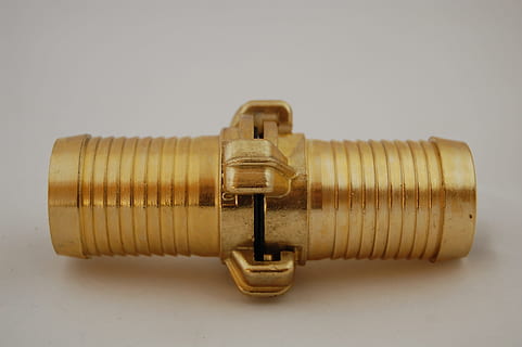 endoll, llautó, geka, sol objecte, fons blanc, tir de l'estudi, color daurat, cap gent, a l'interior, natura morta, primer pla, metall, còpia espai, tallar, dos objectes, patró, equipament, senzillesa, reflexió, seguretat, negocis, taula, color plata, 2K, CC0, domini públic, lliure de regalies