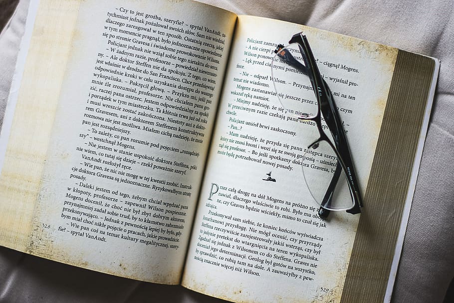 llibre, llegir, gots, educació, lectura, vellesa, pasatemps, la passió del Crist, amor, entreteniment, coneixement, vacances, literatura, paper, bonic, decoratiu, targetes, estirat, llibre obert, relaxació, temps per a tu mateix, text, vista d’angle alt, cap gent, primer pla, a l'interior, publicació, comunicació, obert, guió occidental, pàgina, natura morta, negocis, religió, experiència, creença, ulleres, estudiar, 4K