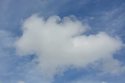 himmel, Sky, form, hvid, blå, hvid sky, overskyet, overskyet himmel, sky - himmel, skønhed i naturen, lav vinkel visning, scenics - natur, ro, hvid farve, natur, rolig scene, ingen mennesker, baggrunde, dag, idyllisk, cloudscape, udendørs, fuld ramme, meteorologi, miljø, tjavsede, 5K, CC0, offentligt domæne, royaltyfrie