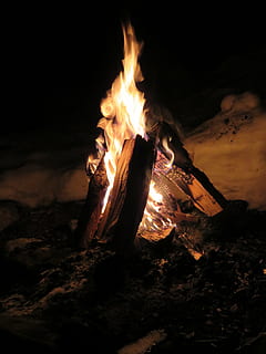brand, kampvuur, vlam, brandwond, bles, kamp, hout, brandend, heet, donker, ontbranden, vuur - natuurverschijnsel, warmte - temperatuur, brandhout, hout - materiaal, haard, rood, logboek, vreugdevuur, nacht, natuur, gloeiend, beweging, Oranje kleur, geen mensen, land-, camping, veld-, buitenshuis, 4K, CC0, publiek domein, royaltyvrij