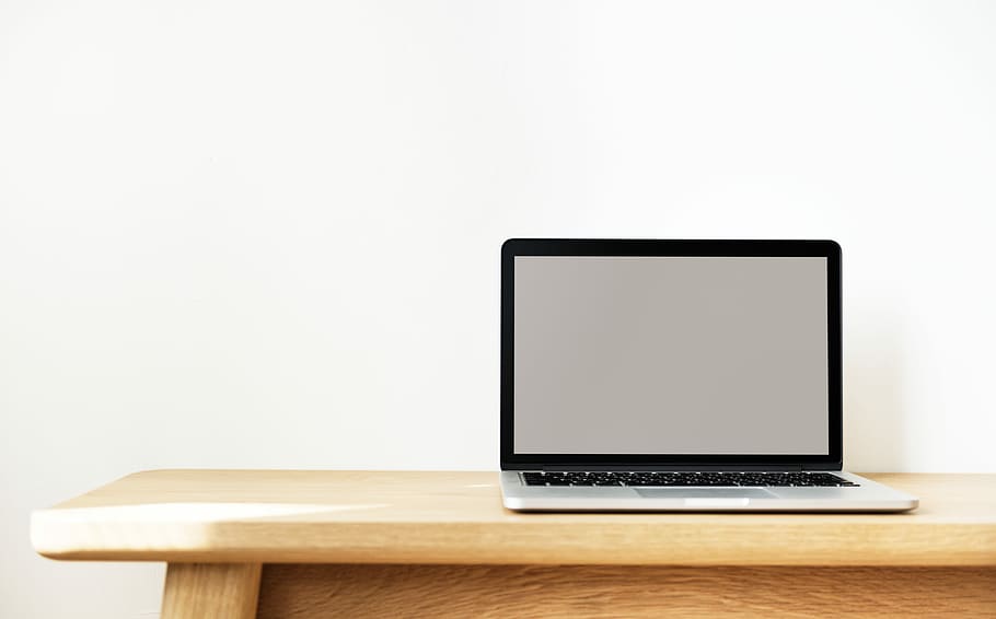 MacBook apagat, mínim, portàtil, escriptori, MacBook, treballar, tecnologia, tecnologia sense fils, ordinador, connexió, còpia espai, comunicació, a l'interior, Internet, fons blanc, equips informàtics, tir de l'estudi, material de fusta, portabilitat, cap gent, monitor d’ordinador, xarxa d’ordinadors, taula, sol objecte, modern, en blanc, pantalla de cristall liquid, comunicacions globals, 4K