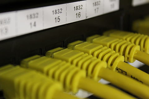 netværk, computere, Informationsteknologi, teknologi, indendørs, forretning, virksomhedernes forretning, kontrolpanel, ingen mennesker, internet, nummer, netværksforbindelsestik, industri, tæt på, forbindelse, computer netværk, kontrollere, udstyr, selektiv fokusering, maskineri, maskindel, fabrik, computer, netværksserver, router, global kommunikation, 5K, CC0, offentligt domæne, royaltyfrie