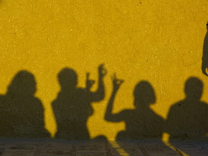 schaduw, schaduwspel, hispanic, menselijk, licht, persoonlijk, avond, zonsondergang, mannen, groep mensen, zonlicht, saamhorigheid, geel, volwassen, mannetjes, natuur, focus op schaduw, mensen, dag, vrouw, echte mensen, buitenshuis, levensstijlen, communicatie, silhouet, zoon, 4K, CC0, publiek domein, royaltyvrij