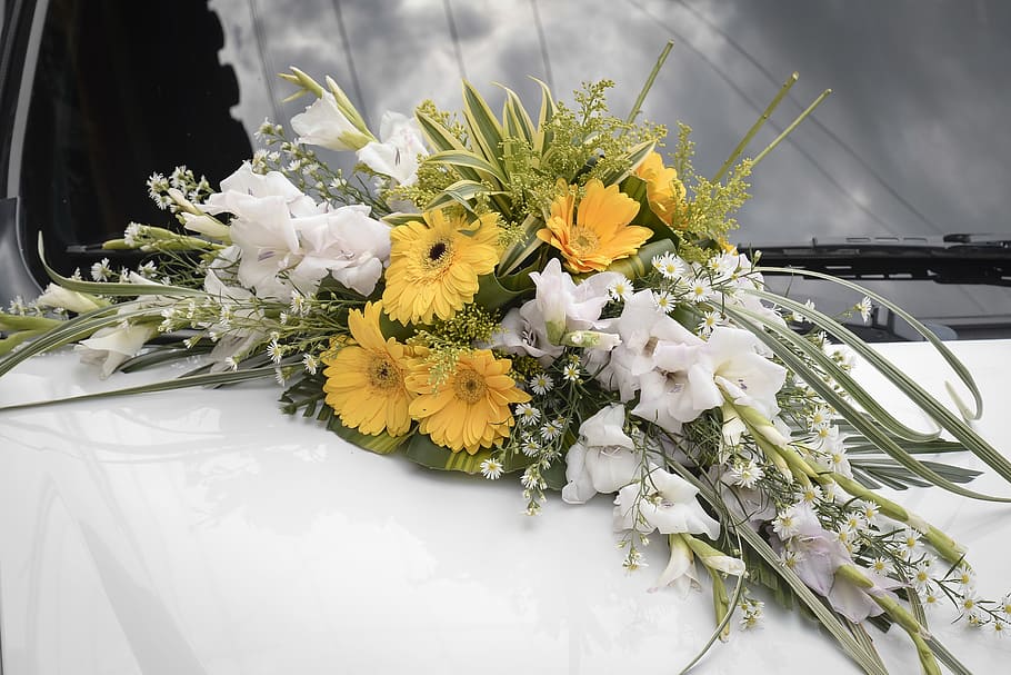 blomster, ægteskab, forpligtelse, blomst, blomstrende plante, plante, friskhed, sårbarhed, skrøbelighed, hvid farve, skønhed i naturen, natur, blomsterhoved, blomster arrangement, kronblad, buket, gul, tæt på, blomsterstand, ingen mennesker, indendørs, bord, dag, flok blomster, 2K