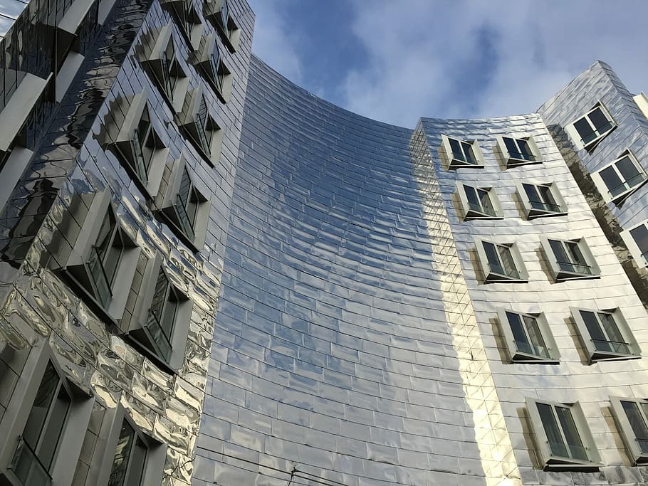 arquitectura, construcció, façana, arquitectura, edifici, duplicació, düsseldorf, Alemanya, arquitectura dels gratacels de gehry, vista sobre la ciutat, exterior de l'edifici, estructura construïda, vista d’angle baix, cap gent, finestra, cel, ciutat, dia, barri residencial, núvol - cel, naturalesa, llum solar, a l'aire lliure, modern, exterior d’edifici d’oficines, vidre - material, alta - alta, gratacels, apartament, 2K