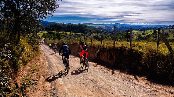 la gente va in bicicletta, strada, sentiero, interno, Ciclismo, bicicletta, cielo, nube, dom, adrenalina, gara, avventura, paesaggio, corsia, natura, brasile, strada calda, di, terra, pietre, mattina, azienda agricola, turismo, montagna, roça, alberi, nuvole, backcountry, albero, pianta, attività di svago, mezzi di trasporto, attività, ambiente, sporco, persone, a piedi, gruppo di persone, adulto, bellezza nella natura, uomini, scena non urbana, all'aperto, equitazione, 5K, CC0, dominio pubblico, privo di copyright