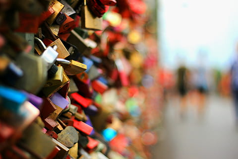 lucchetti, ponte, ringhiera, coppie, ponte, ringhiera, innamorato, lucchetto, ferro, amore, promesse, coppia, fidanzati, San Valentino, innamorarsi, colori, romantico, cuore, ti amo, biglietto d'auguri, fidanzata, cartolina, Gli amanti, sentimenti, romanza, Fidanzamento, grande gruppo di oggetti, multicolore, abbondanza, variazione, messa a fuoco selettiva, serratura, sicurezza, speranza - concetto, serratura d'amore, sospeso, emozione positiva, nessuno, avvicinamento, protezione, scelta, metallo, fortuna, all'aperto, 4K, CC0, dominio pubblico, privo di copyright