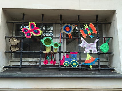 finestra, quadrícula, edifici, reixes, reixes de finestres, graella, crochet, flors de ganxet, deco, decoració, finestra barrada, ornament, xarxa d’acer, decoratiu, reixeta, flors, cap gent, dia, estructura construïda, multicolor, a l'interior, primer pla, arquitectura, exterior de l'edifici, penjant, creativitat, art i artesania, a l'aire lliure, funció de construcció de parets, variació, elecció, vista d’angle baix, gran grup d'objectes, venda al detall, text, 2K, CC0, domini públic, lliure de regalies