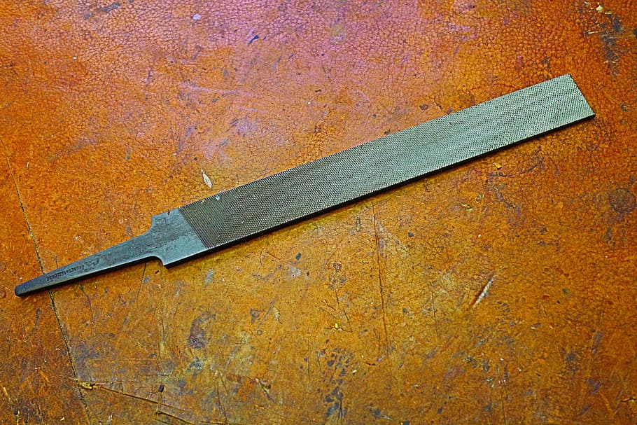 dossier, eina, metall, treball manual, artesania, acer, equipament, metàl·lic, fabricació, cap gent, primer pla, textura, marc complet, natura morta, material de fusta, agut, funció de construcció de parets, color taronja, a l'interior, dia, fons, sol objecte, vista d’angle alt, rovellat, art i artesania, pintura, concret, 2K