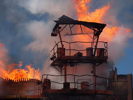blast, ild, eksplosion, lys, flamme, detonation, fyrig, brænding, brand - naturligt fænomen, ulykker og katastrofer, røg - fysisk struktur, varme - temperatur, arkitektur, bygget struktur, natur, bygning udvendig, ødelæggelse, meddelelse, skilt, advarselsskilt, himmel, orange farve, sky - himmel, beskadiget, ingen mennesker, udendørs, forurening, 1080P, CC0, offentligt domæne, royaltyfrie