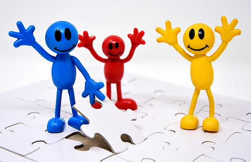 rojo, azul, amarillo, figuras, trabajo en equipo, juntos, objetivos, crear, rompecabezas, ultima parte, unirse, insertar, compartir, ajuste, juntando piezas, aclamaciones, alegría, manejado, equipo, unidad, jugar, piezas del rompecabezas, paciencia, tarjetas de memoria cubiertas con, pasatiempo, aburrimiento, juguete, infancia, mamífero, naturaleza, linda, representación, comunicación, felicidad, firmar, sonriente, divertido, gente, figurilla, el plastico, longitud total, 5K, CC0, dominio público, libre de derechos