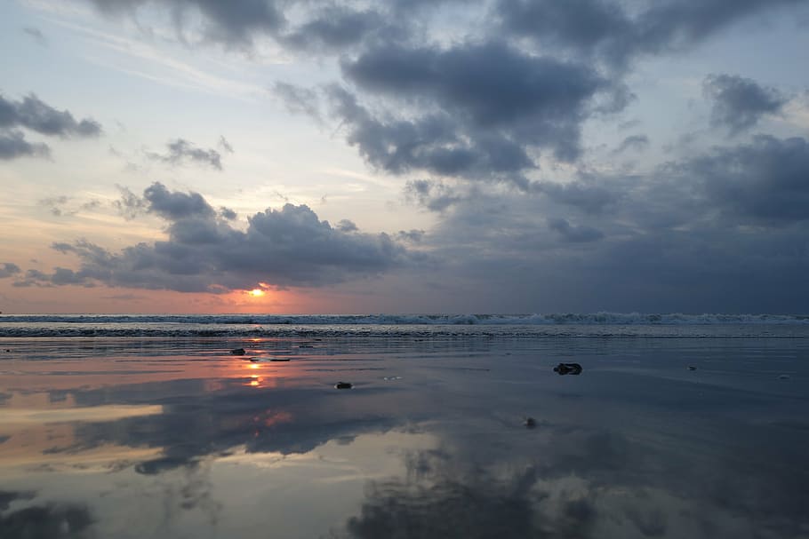 mar, al capvespre, mirall, aigua, cel, núvol - cel, bellesa a la natura, escenics - natura, posta de sol, platja, horitzó sobre l’aigua, tranquil·litat, escena tranquil·la, horitzó, terra, cap gent, reflexió, naturalesa, idíl·lic, escena no urbana, color taronja, a l'aire lliure, 5K