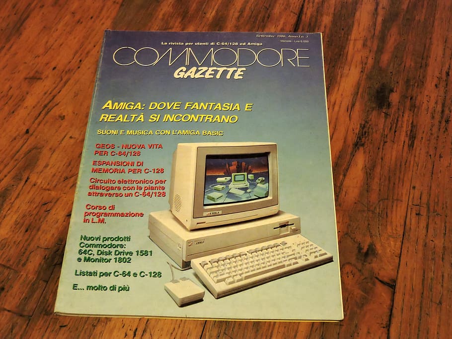 revista, vintage, informatica, vell, commodore, ordinador, tecnologia, portàtil, text, cap gent, comunicació, a l'interior, primer pla, dia, guió occidental, material de fusta, taula, natura morta, funció de construcció de parets, vista d’angle alt, informació, paper, nombre, Finances, script no occidental, signe, missatge, 4K