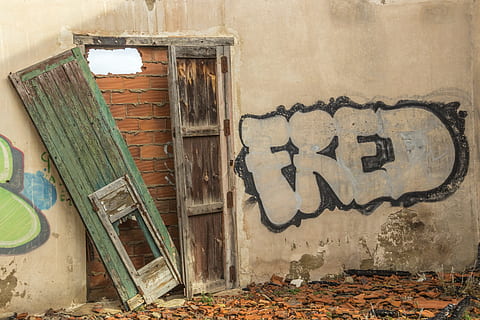 vell, abandonat, impur, paret, vintage, arquitectura, retro, maó, edifici, porta, fusta, finestra, trencat, estructura construïda, exterior de l'edifici, funció de construcció de parets, text, graffiti, dia, cap gent, comunicació, entrada, creativitat, casa, art i artesania, a l'aire lliure, espatllat, forma del cor, missatge, 2K, CC0, domini públic, lliure de regalies