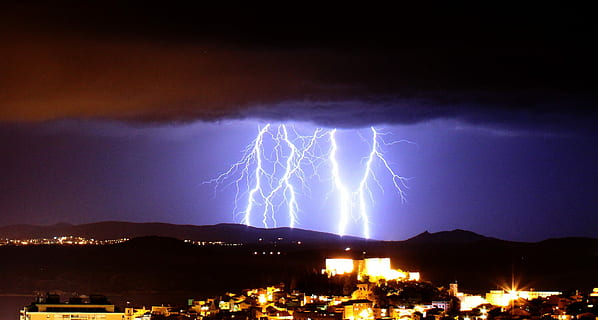 cidade impressionante relâmpago, relâmpago, tempestade, nuvens de tempestade, trovão, relâmpago, tempestade, nuvens, chuva, tempestade relâmpago, céu, Sombrio, noite, carregar, natureza, instantâneo, energia, parafuso, trovoada, leve, perigo, brilhante, grave, período noturno, eletricidade, greve, clima, poder, azul, impressionante, poderoso, thunderhead, thundershower, elétrico, raio, cidade, sibenik, iluminado, relâmpago bifurcado, poder na natureza, nuvem - céu, sinal de aviso, beleza na natureza, arquitetura, céu dramático, ninguém, placa, comunicação, ao ar livre, paisagem urbana, sinistro, 2K, CC0, domínio público, royalty free