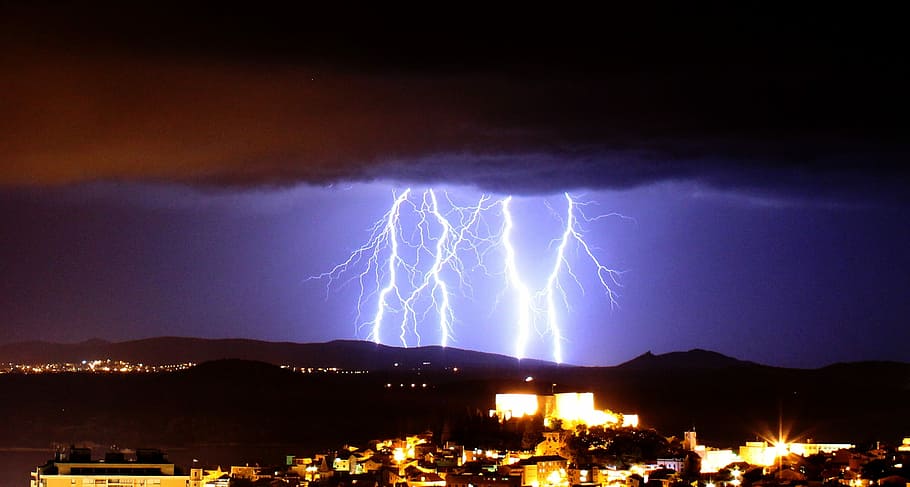 ciutat llampant, llampec, tempesta, tempesta, núvols, trons, llamps, tempesta, núvols, pluja, tempesta de llamps, cel, fosc, nit, càrrec, naturalesa, flaix, energia, pern, llum, perill, tempesta de pluja, brillant, sever, llamp, electricitat, colpejar, temps, poder, blau, cridaner, potent, núvols de tempesta, tontor, thundershower, elèctric, raig, ciutat, sibenik, il·luminat, llamps bifurcats, poder a la natura, núvol - cel, senyal d'advertència, bellesa a la natura, arquitectura, cel dramàtic, cap gent, signe, comunicació, a l'aire lliure, paisatge urbà, ominós, 2K