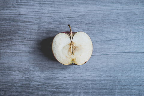 sfondo di mela, superiore, vista, mezze fette di mela, grigio, di legno, superficie, frutta, Mela, metà, taglio, legna, cibo e bevande, natura morta, cibo, freschezza, tavolo, mangiare sano, benessere, in casa, direttamente sopra, avvicinamento, nessuno, vista dall'alto, legno - materiale, sezione trasversale, gruppo di oggetti, mela - frutto, dimezzato, due oggetti, singolo oggetto, 5K, CC0, dominio pubblico, privo di copyright