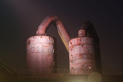 carro armato, industria, notte, illuminazione, Industriehafen, fabbrica, combustibile e produzione di energia, nessuno, cilindro, barile, serbatoio di stoccaggio, metallo, in casa, architettura, natura, struttura costruita, contenitore, silo, cielo, Inquadratura dal basso, colore rosa, vecchio, equipaggiamento industriale, vinificazione, 4K, CC0, dominio pubblico, privo di copyright