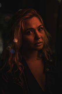 femeie, in cautarea, aparat foto, care prezintă, portret, ochi, față, ușoară, roșu, o persoana, tânăr adult, lovitură de cap, păr, coafura, adult, frumuseţe, femei, femeie frumoasă, privind camera, femei tinere, par lung, a închide, vedere din față, în interior, păr șaten, contemplare, Fundal negru, par ondulat, 5K, CC0, domeniu public, fără drepturi de autor
