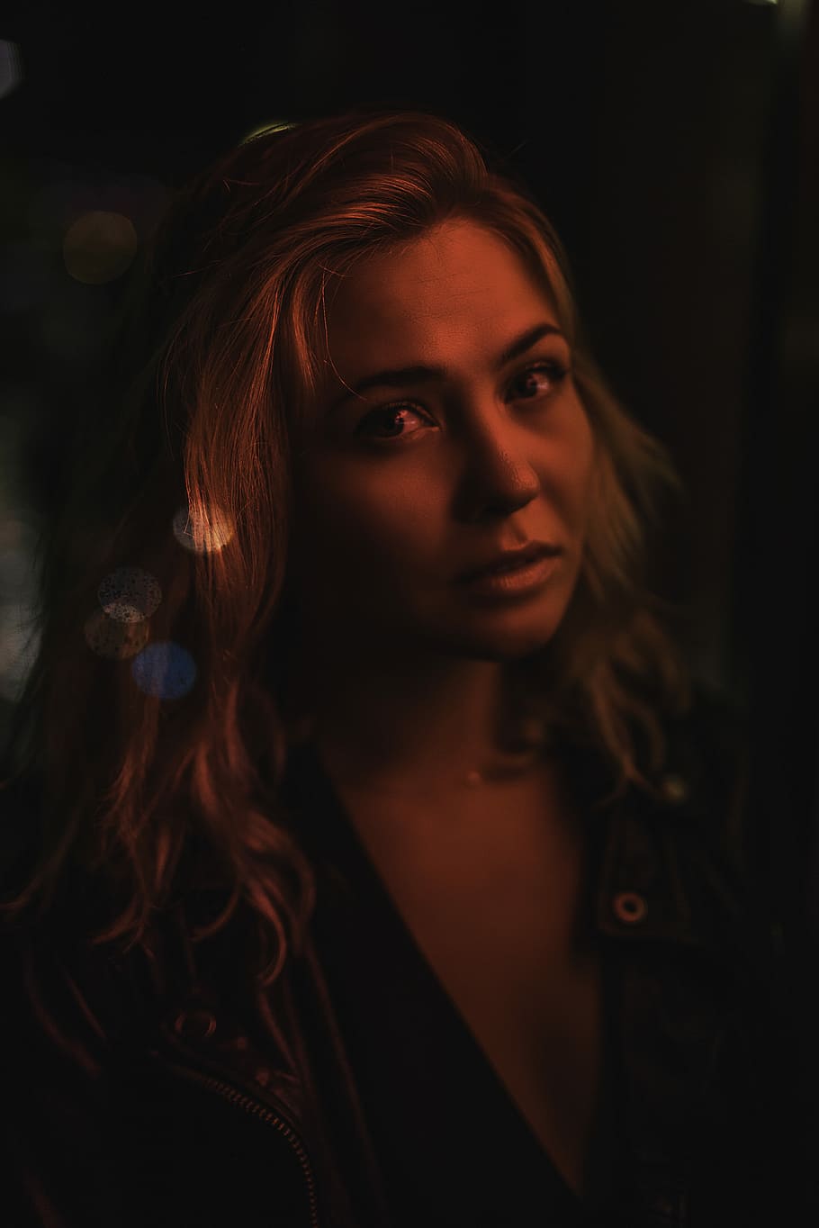 femeie, in cautarea, aparat foto, care prezintă, portret, ochi, față, ușoară, roșu, o persoana, tânăr adult, lovitură de cap, păr, coafura, adult, frumuseţe, femei, femeie frumoasă, privind camera, femei tinere, par lung, a închide, vedere din față, în interior, păr șaten, contemplare, Fundal negru, par ondulat, 5K