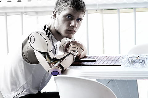 homme, robotique, photo du bras, les adolescents, robot, futur, science, Hommes, affaires, ethnie caucasienne, personnes, travail, Bureau, La technologie, ordinateur, homme d'affaire, une personne, portrait, mâles, à l'intérieur, table, séance, enfant, Technologie sans fil, regarder la caméra, confiance, émotion, photo du visage, garçons, souriant, bonheur, contemplation, utilisant un ordinateur portable, adolescent, adolescence, 5K, CC0, domaine public, libre de droits