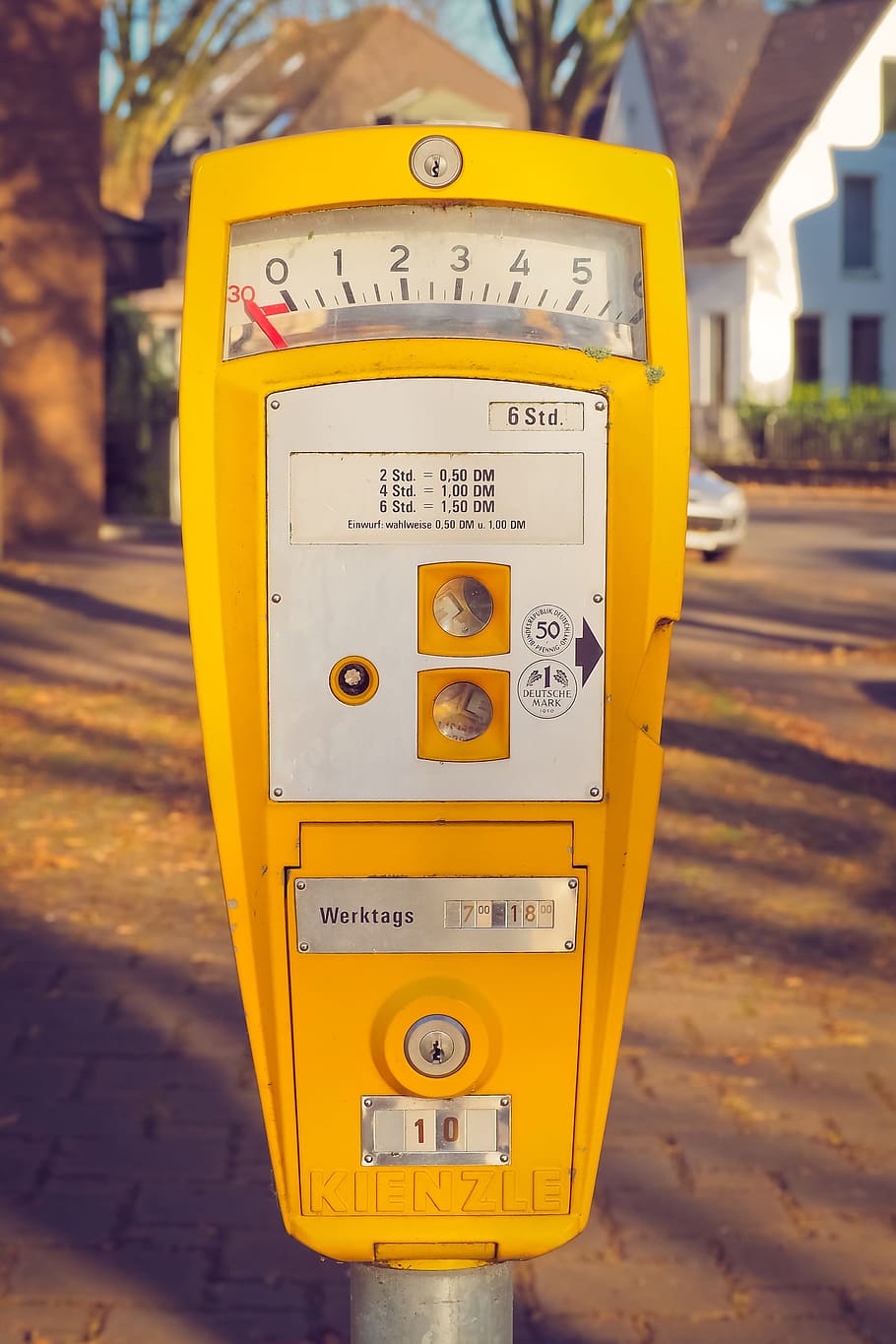 Parkometr, stary, deutsche mark, park, metal, dm, niemiecki znak, przeszłość, retro, nostalgia, zabytkowe, blisko, monety, czas, trzymać, miernik - instrument pomiaru, żółty, żadnych ludzi, na dworze, zbliżenie, Miasto, tekst, porozumiewanie się, skupić się na pierwszym planie, numer, dzień, pismo zachodnie, technologia, naciśnij przycisk, zbudowana struktura, architektura, na zewnątrz budynku, funkcja budowy ścian, instrument pomiaru, ulica, 4K