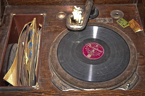 gravar, jogador, velho, vinil, disco, registro, jogador, Preto, clássico, música, cozinha doméstica, cozinha, sala doméstica, dentro de casa, preparação, ninguém, madeira - material, mesa, visão de alto ângulo, equipamento doméstico, ainda vida, copo de bebida, vidro, utensílio de cozinha, placa, recipiente, restaurante, comer utensílio, diretamente acima, garfo, cultura artística e entretenimento, fechar-se, metal, configuração, prateado colorido, 1080P, CC0, domínio público, royalty free