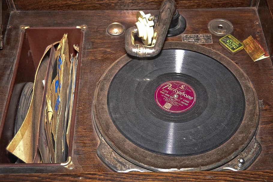 tocadiscs, vell, vinil, disc, registre, jugador, negre, clàssic, música, cuina domèstica, cuina, habitació domèstica, a l'interior, preparació, cap gent, material de fusta, taula, vista d’angle alt, equipament per a la llar, natura morta, copa, vidre, estri de cuina, placa, contenidor, restaurant, utensili per menjar, directament a sobre, forquilla, cultura i entreteniment artístic, primer pla, metall, configuració, color plata, 1080P