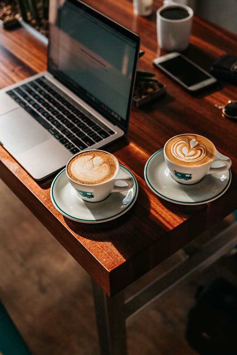 Due, bianca, ceramica, tazze da tè, grigio, computer portatile, cappuccino, accanto, macbook, posto, tavolo, latte macchiato, caffè, latte art, cibo e bevande, caffè - bevanda, bere, tazza di caffè, tazza, tecnologia wireless, rinfresco, il computer portatile, natura morta, tecnologia, boccale, bevanda calda, bevanda spumosa, freschezza, vista dall'alto, schiuma art, in casa, piattino, nessuno, vasellame, tentazione, 5K