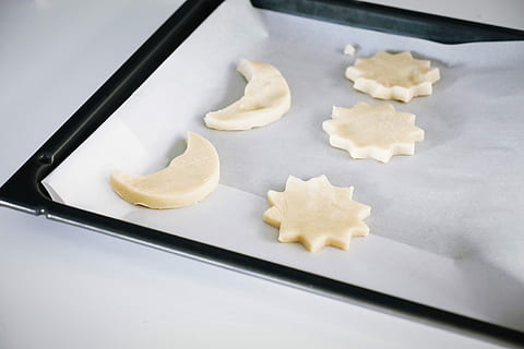 svart, stålfatbakke, fem, stjerne, månekaker, stekeovn, cookie, shortbread, kjeks, stekebrett, fettsikkert papir, måne, baking, cooky, foodie, mat, oppskrift, bake, bakeri, kjøkken, mat og Drikke, innendørs, forberedelse, friskhet, studio skudd, ingen folk, stilleben, nærbilde, form, bakt, hjemmelaget, gruppe av objekter, bakepapir, middels gruppe objekter, matbit, deig, kjøkkenredskap, hjemmekjøkken, brett, 4K, CC0, offentlig domene, opphavsrett gratis