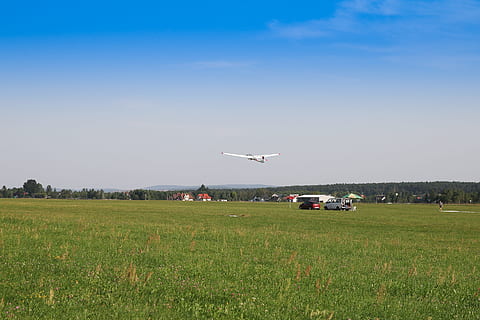 kluzák, létat, letectví, nebe, křídla, let, cestovat, dom, rekreace, sport, letenky, Rychlost, letadlo, létající, masłów, swietokrzyskie, Polsko, leteckého vozidla, letoun, přeprava, způsob dopravy, tráva, rostlina, Příroda, letiště, pole, přistát, životní prostředí, letecký a kosmický průmysl, modrý, nikdo, den, střední vzduch, vzlétání, venku, soukromé letadlo, 2K, CC0, veřejná doména, bez autorských práv
