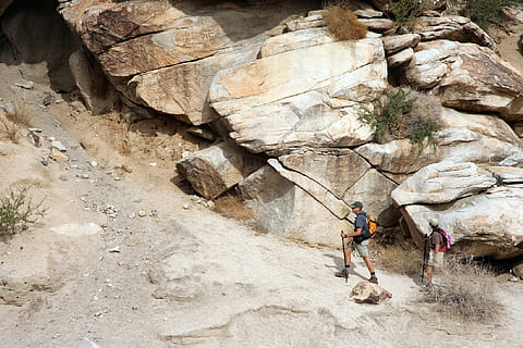 escursionisti, escursioni a piedi, backpacking, montagna, rocce, paesaggio, a piedi, il trekking, pista, natura, avventura, ricreazione, esercizio, salutare, all'aperto, attività, divertimento, roccia - oggetto, arrampicata, forza, una persona, corda, roccia, solido, sport estremi, lunghezza intera, formazione rocciosa, attività di svago, sfida, determinazione, sport, rischio, sforzo, imbracatura di sicurezza, 1080P, CC0, dominio pubblico, privo di copyright