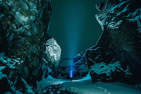 sense títol, gel, cova, roques, neu, hivern, llanternes, gent, viatjar, a l'aire lliure, aventura, bellesa a la natura, temperatura de fred, nit, naturalesa, cap gent, escenics - natura, rock, il·luminat, tranquil·litat, rock - object, formació de roca, arbre, aigua, escena tranquil·la, sòlid, astronomia, 5K, CC0, domini públic, lliure de regalies