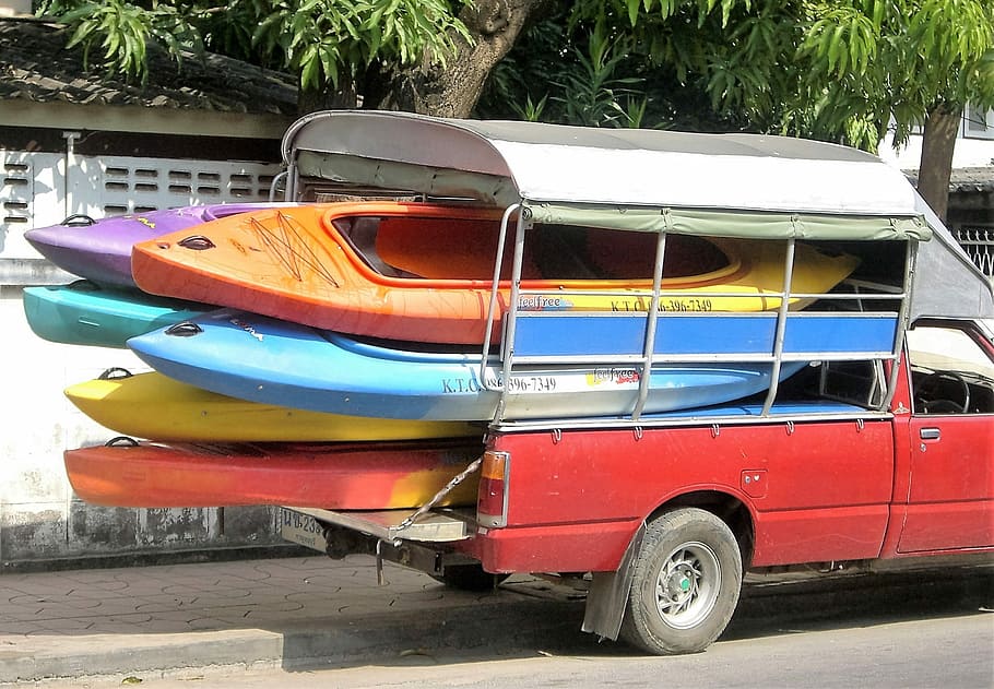 Transport, Kanus, Bootfahren, Transportart, Auto, draußen, Landfahrzeug, Tag, Transportmittel, Wasserfahrzeug, keine Leute, festgemacht, Pflanze, Natur, Baum, stationär, mehrfarbig, Wasser, Kraftfahrzeug, Stadt, orange Farbe, Sonnenlicht, Straße, aufblasbar, 1080P
