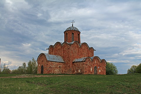 novgorod, esglésies, edifici, arquitectura, cel, exterior de l'edifici, núvol - cel, religió, a l'aire lliure, estructura construïda, història, el passat, naturalesa, herba, dia, cap gent, vell, destinacions de viatge, cúpula, lloc de culte, planta, terra, camp, abadia, 4K, CC0, domini públic, lliure de regalies
