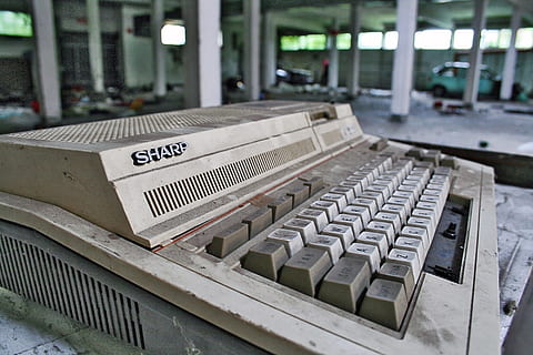 Nahaufnahmen, Jahrgang, Weiß, Scharf, Tastatur, Rechenmaschine, Taschenrechner, Computer, alt, Defekt, gebrochen, Schrott, Technologie, drinnen, Kommunikation, keine Leute, Text, Nummer, Tag, westliche Schrift, Geschäft, Gesundheitswesen und Medizin, die Architektur, Nahansicht, Industrie, Fokus auf den Vordergrund, Entspannung, Kunst, Kultur und Unterhaltung, High Angle View, Wissenschaft, Musik-, 1080P, CC0, gemeinfrei, lizenzfrei