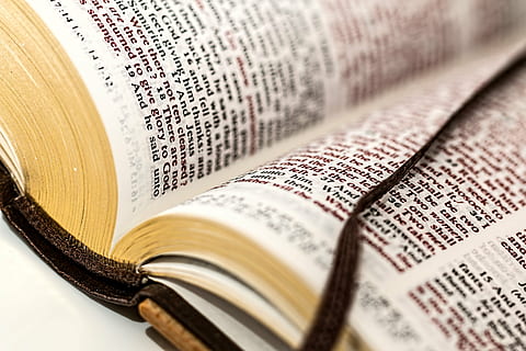 deschis, Biblie, semn de carte, carte deschisă, scriptură, Evanghelie, testament, religie, religios, spiritual, rugăciune, ruga, sfânt, credinţă, simboluri crestine, crede, cult, credință, carte buna, speranţă, dumnezeu, carte, creştinism, pagină, spiritualitate, publicare, în interior, educaţie, a închide, text, natură moartă, selectiv, nici o persoana, hârtie, învăţare, Afaceri, ziar, literatură, studio shot, înţelepciune, expertiză, finanţa, 5K, CC0, domeniu public, fără drepturi de autor
