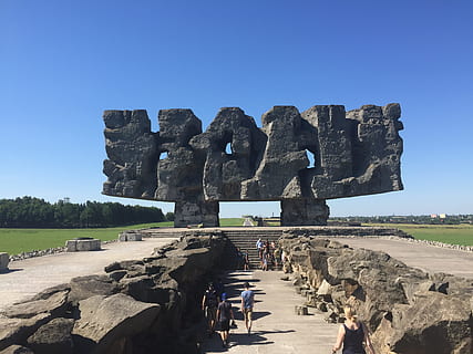 memoria, olocausto, Konzentrationslager, destinazioni di viaggio, cielo, storia, il passato, architettura, natura, persone accessorie, viaggio, giorno, antico, struttura costruita, turismo, religione, cielo sereno, solido, blu, luce del sole, scultura, materiale lapideo, antica civiltà, all'aperto, 2K, CC0, dominio pubblico, privo di copyright