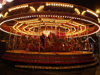 carrusel, per alegria, bonic, vista nocturna, passeig pel parc d’atraccions, Parc d'atraccions, carnestoltes ambulants, diversió, nit, gent, circ, cultura i entreteniment artístic, il·luminat, representació, cap gent, color daurat, equips d’il·luminació, representació animal, activitat d'oci, a l'aire lliure, absència, representació teatral, teatre escènic, llum, ornamentat, etapa, 2K, CC0, domini públic, lliure de regalies