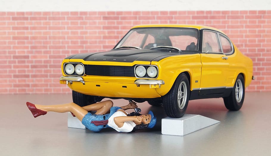 model de cotxe, ford, ford capri, model, mecànica, taller, automàtic, oldtimer, joguines, cotxe esportiu, vell, groc, esport de motor, vehicle, clàssic, automoció, nostàlgic, raresa, transport, cotxe, dia, infància, longitud completa, a l'aire lliure, cap gent, cel, manera de transport, maó, paret de maó, automòbil, joguina, estil retro, paret, taxi, nostàlgia, a l'interior, vehicle terrestre, diversió, cotxe d'època, gent, tir de l'estudi, 4K