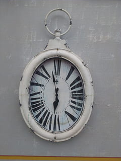 oval, beyaz, analog duvar saati, saatler, zaman, bağbozumu, eski, cihazlar, siyah, biçimli, izlemek, asılı, Stonewalls, gri, duvarlar, binalar, çimento, beton, düz, yüzeyler, pürüzsüz, kronometre, daire, saat, geometrik şekil, şekil, duvar inşa özelliği, insansız, numara, kapatmak, Yelkovan, Roma rakamı, zamanın aracı, Roma, duvar saati, saat ibresi, gün, dizayn, doğruluk, saat surat, 2K, CC0, kamu malı, telif ücretsiz